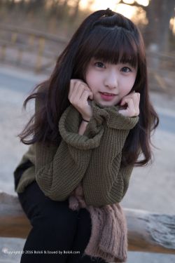 女生和男生一起打扑克牌第一视角